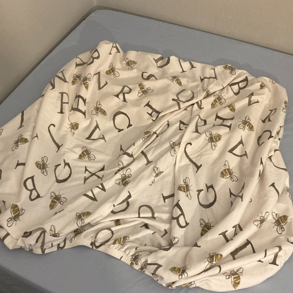 Like new Burt’s Bees baby crib sheet